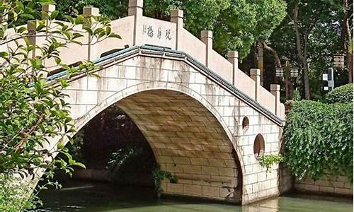 南京白鹭洲公园玩月桥桥的材质是什么_南京白鹭桥在哪里
